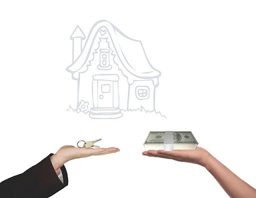 עסקת נדל"ן – יד מושיטה מפתחות ויד שנייה מגישה סכום כסף, עם איור בית ברקע. מייצג רכישת נכסים, מכירה והשקעות חכמות בשוק הנדל"ן. עסקת נדל"ן – יד מושיטה מפתחות ויד שנייה מגישה סכום כסף, עם איור בית ברקע. מייצג רכישת נכסים, מכירה והשקעות חכמות בשוק הנדל"ן.