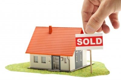 בית קטן עם גג אדום ושלט "SOLD" מסמל עסקת נדל"ן מוצלחת. התמונה מייצגת מכירת נכסים, השקעות ושוק הנדל"ן הפעיל. בית קטן עם גג אדום ושלט "SOLD" מסמל עסקת נדל"ן מוצלחת. התמונה מייצגת מכירת נכסים, השקעות ושוק הנדל"ן הפעיל.