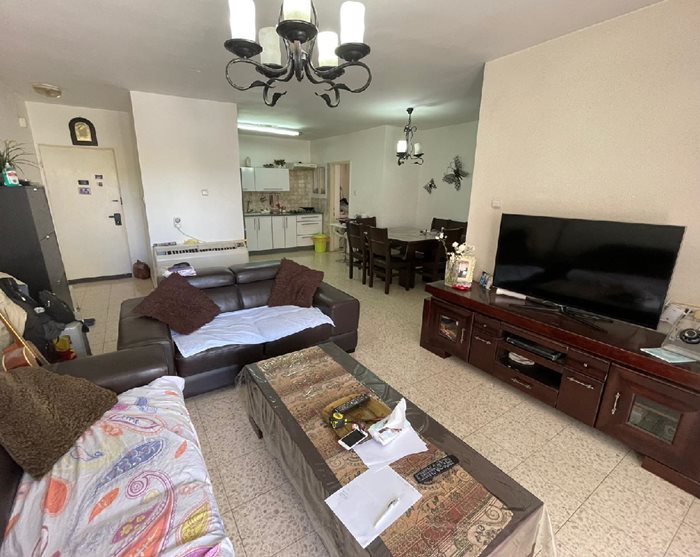 דקר 15 גני יער לוד דירת 4 חדרים מרווחת עם יחידת הורים מרפסת שמש חניה ומחסן
