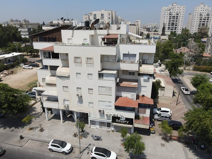 הרצל 26 לוד דירת 4 חדרים עם מרפסת שמש חניה ומעלית