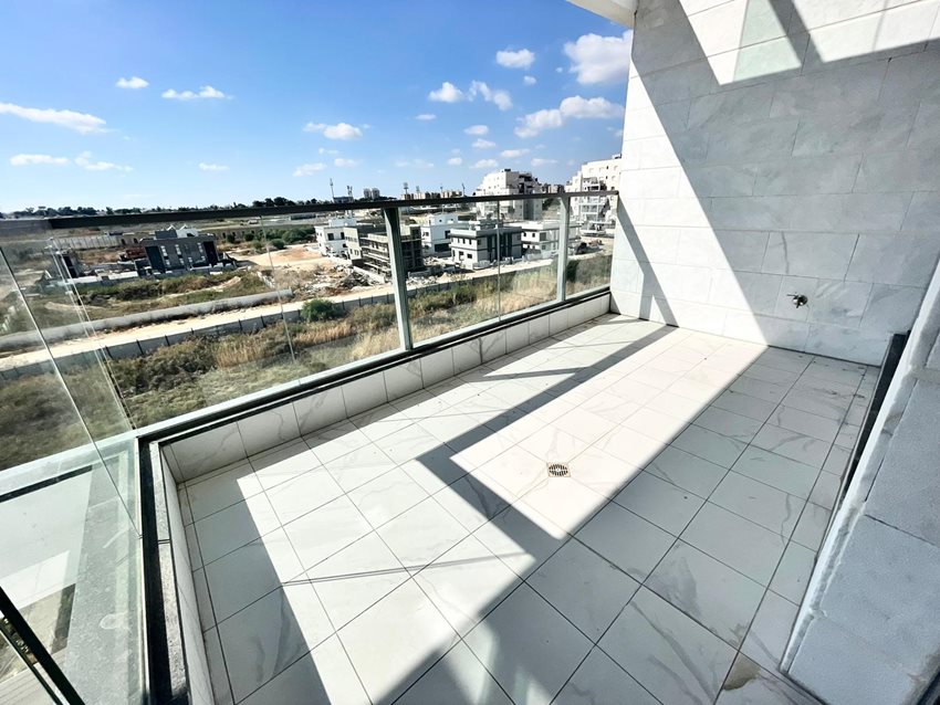 יעקב אבינו 8 לוד דירת 5 חדרים בפרויקט אאורה אחיסמך עם חניה צמודה ומרפסת שמש/סוכה