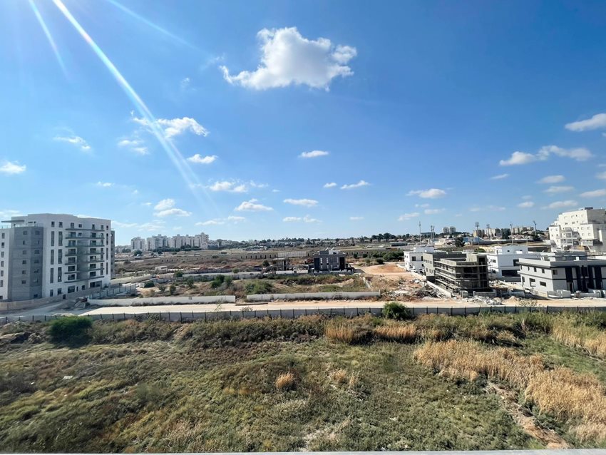 יעקב אבינו 8 לוד דירת 5 חדרים בפרויקט אאורה אחיסמך עם חניה צמודה ומרפסת שמש/סוכה