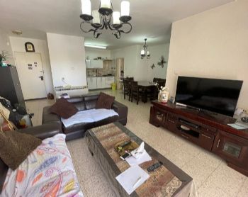דקר 15 גני יער לוד דירת 4 חדרים מרווחת עם יחידת הורים מרפסת שמש חניה ומחסן